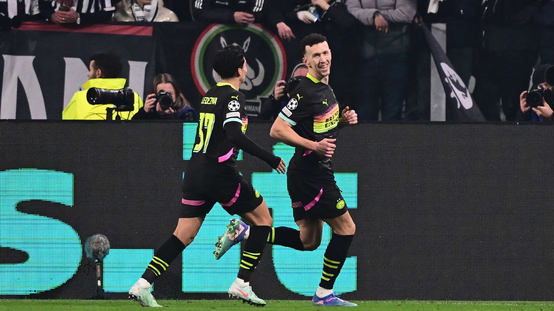 性的足球组 性的足球组